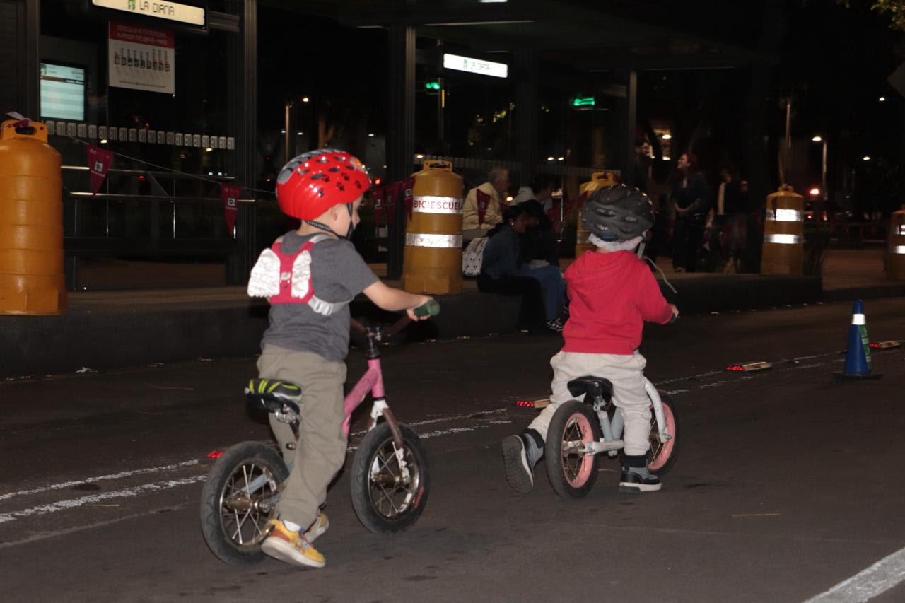 Éxito celebrando la amistad sobre ruedas en el Primer Paseo Nocturno ‘Muévete en Bici’ del 2024