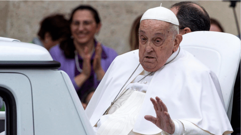 Así fue el regreso del Papa Francisco en papamóvil este Domingo de Pascua