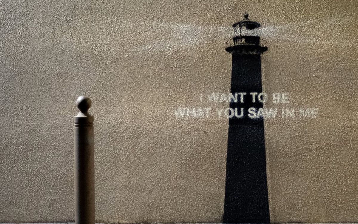 Banksy reaparece con un faro y una frase: el arte que ilumina lo invisible