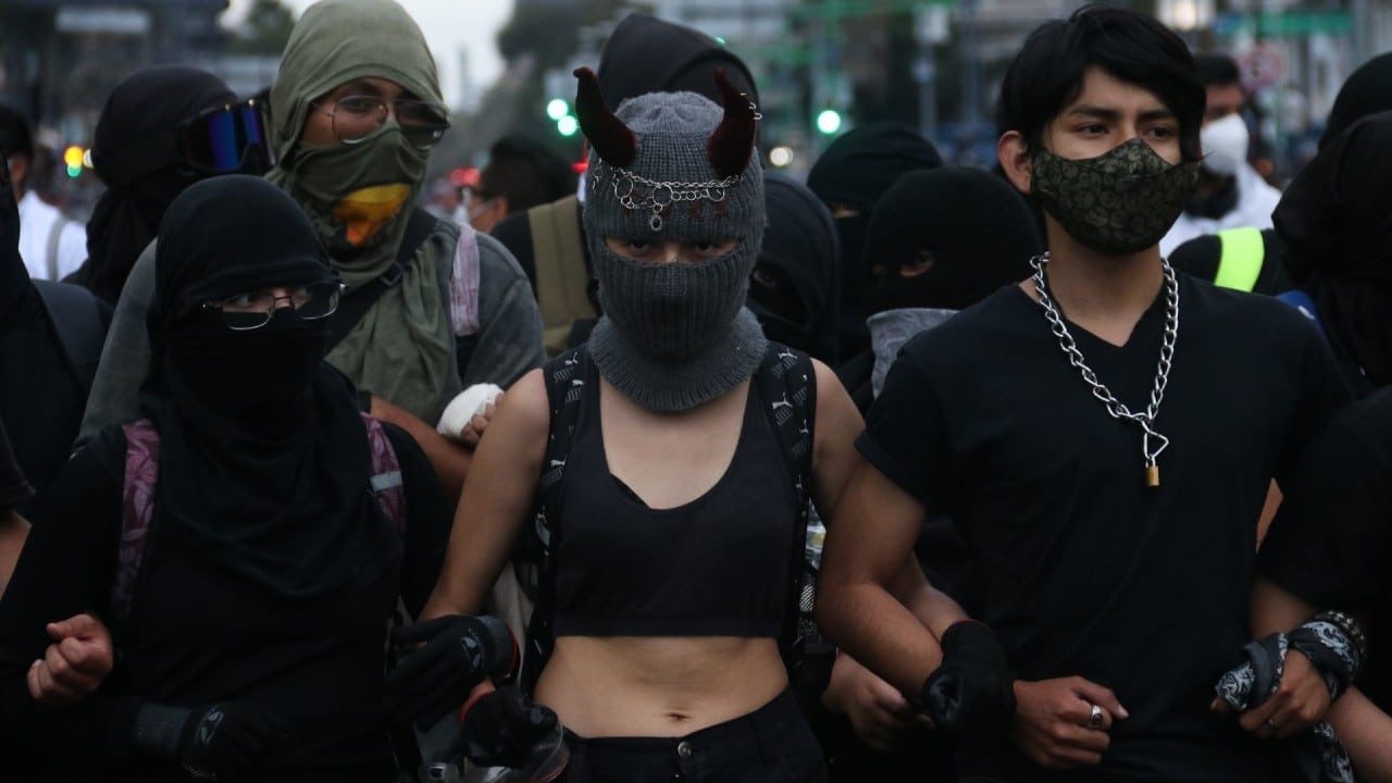 Violencia empaña marcha del Día del Trabajo: Bloque Negro enfrenta a policías en CDMX