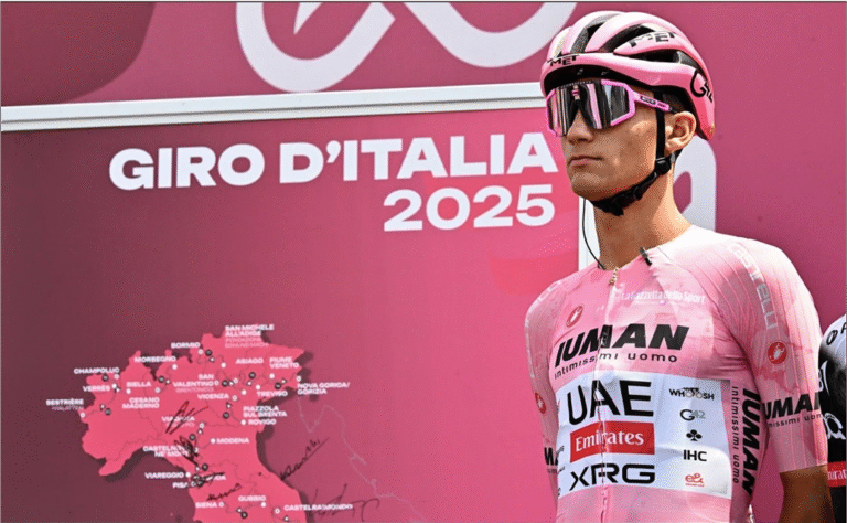 Ciclistas mexicanos pedalean en homenaje a Isaac del Toro en la capital