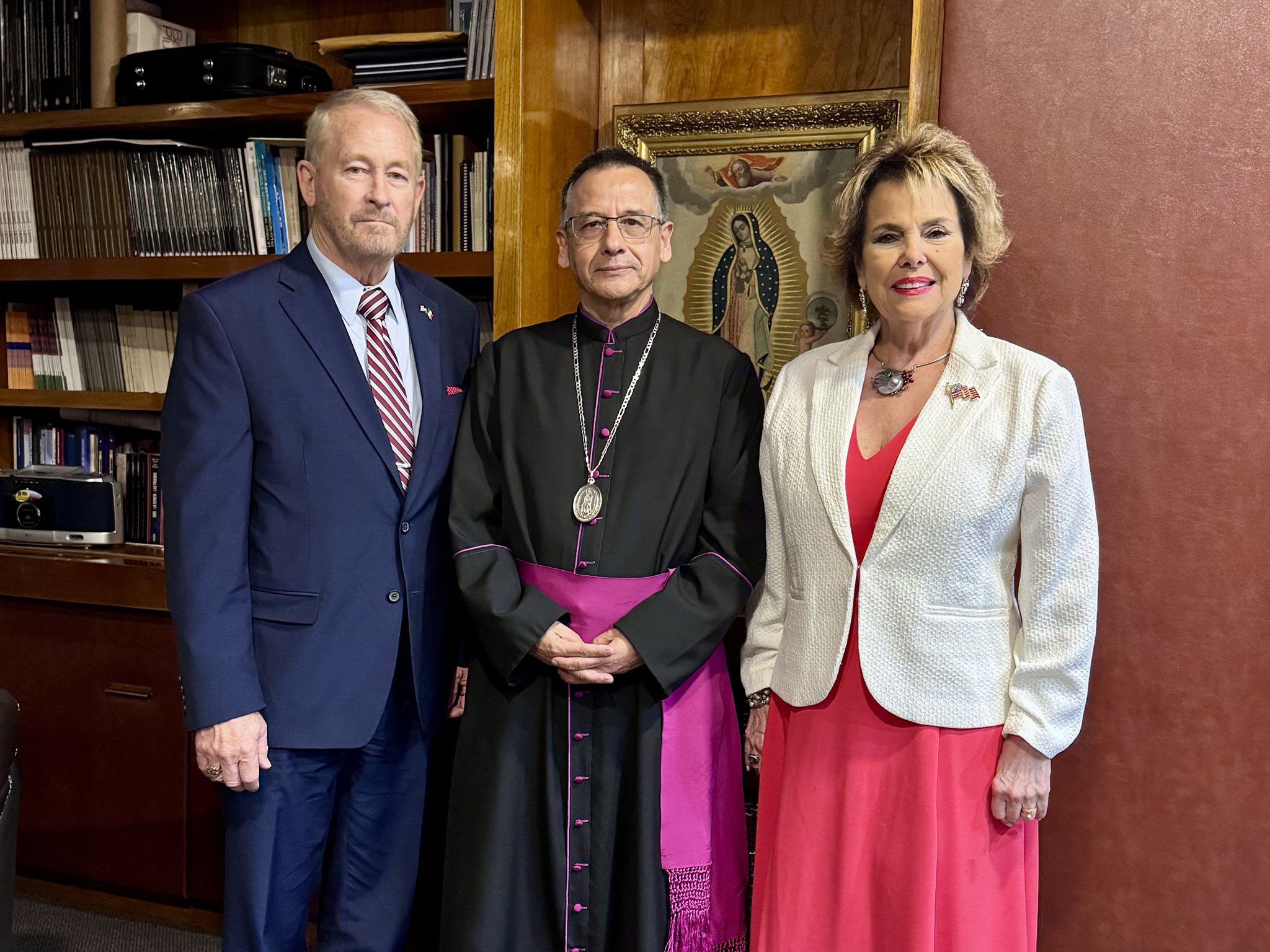 Ronald Johnson inicia misión en México con visita a la Virgen de Guadalupe