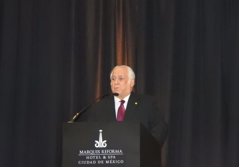 Miguel-Torruco-Marques-presentando-su-libro