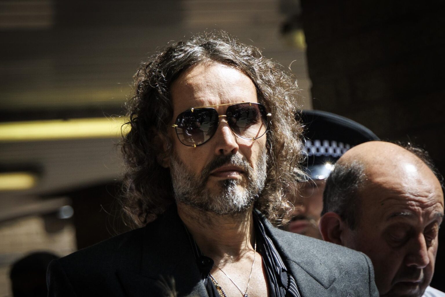 Russell Brand se declara no culpable de cinco delitos sexuales en el Reino Unido