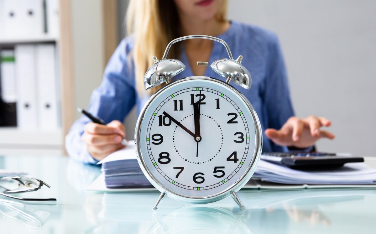 ¿Te pueden sancionar por llegar tarde? Esto dice la Ley Federal del Trabajo en México