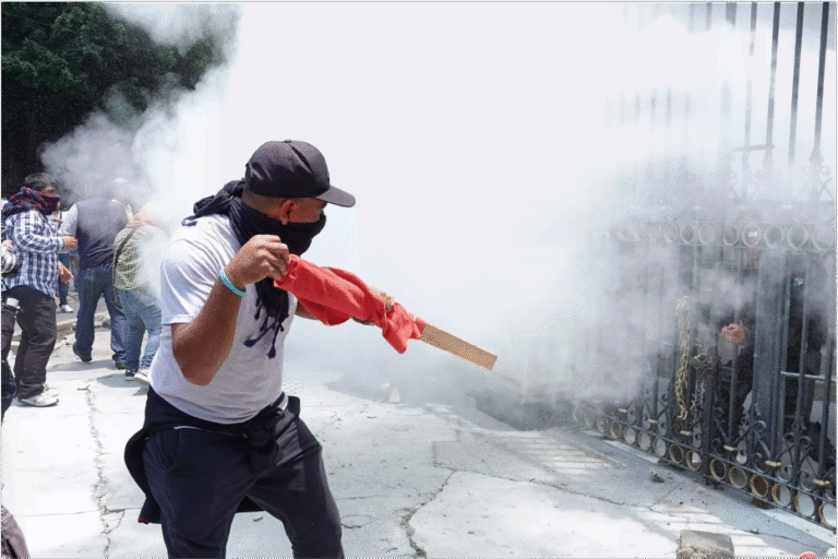 Encapuchados intentan irrumpir en Segob en plena reunión con la CNTE