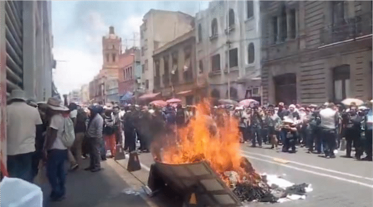 Maestros de la CETEG prenden fuego en sede del SNTE- denuncian desvío de recursos y abandono