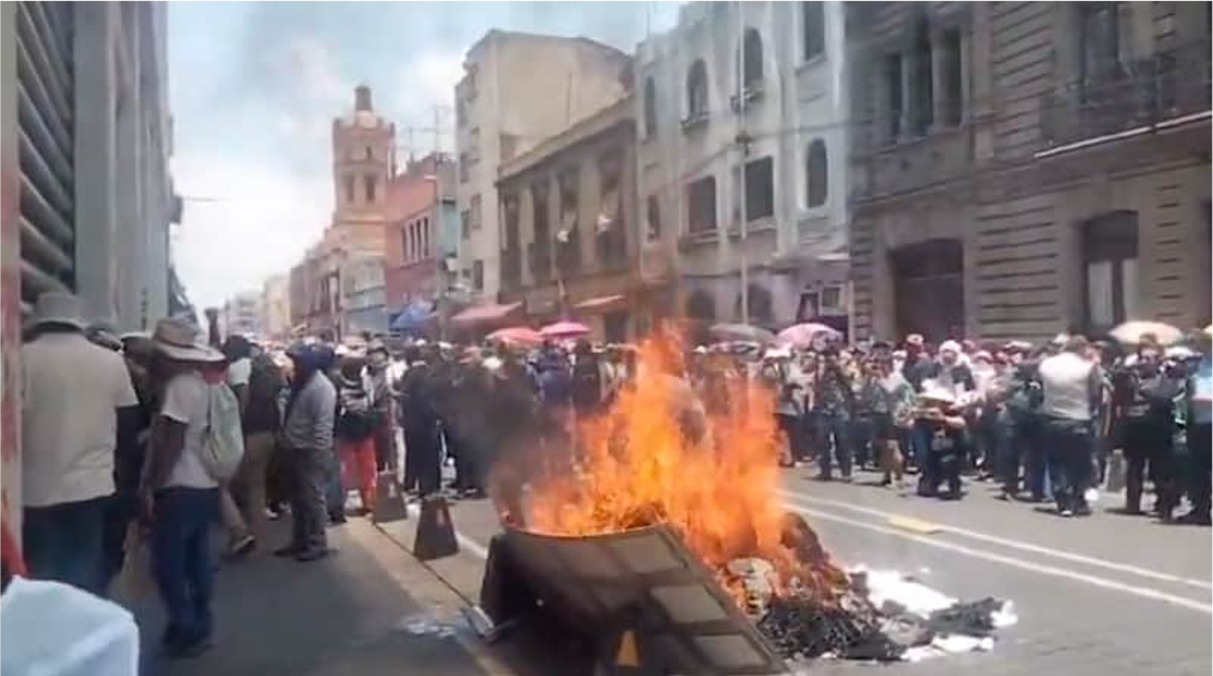 Maestros de la CETEG prenden fuego en sede del SNTE: denuncian desvío de recursos y abandono