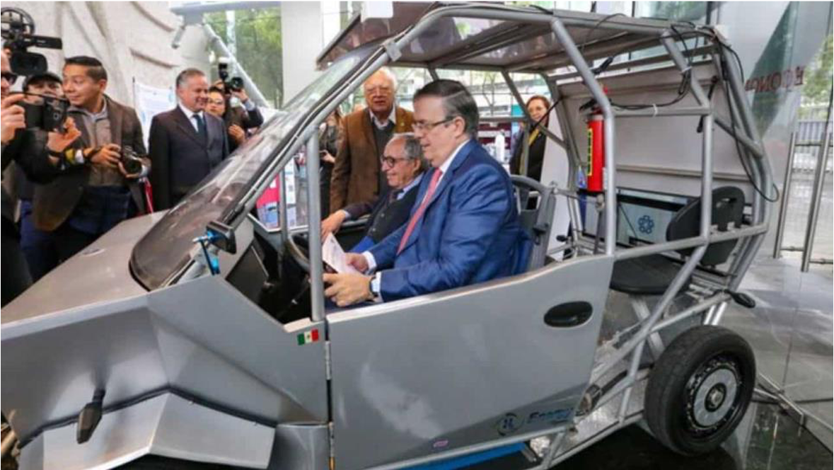 Marcelo Ebrard prueba el primer auto mexicano de hidrógeno creado por el IPN
