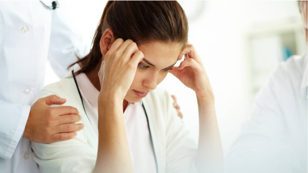 Nueva tecnología alivia migrañas sin medicamentos: así funciona la terapia con sensores y respiración consciente