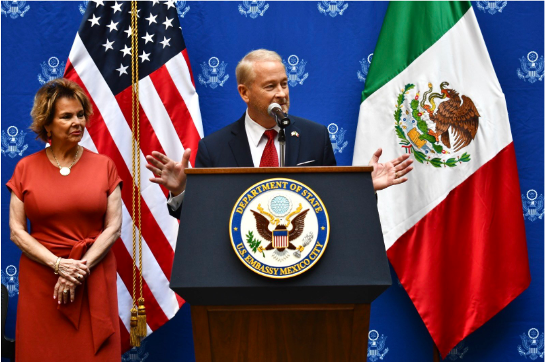 “Ser amigo de EE.UU. es fatal”: China responde con fuerza a embajador Johnson