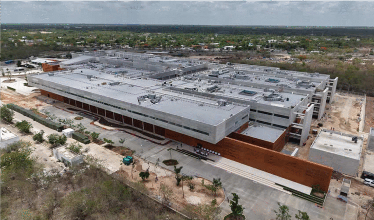 Supervisan construcción del Hospital O’Horán, orgullo médico del sureste mexicano