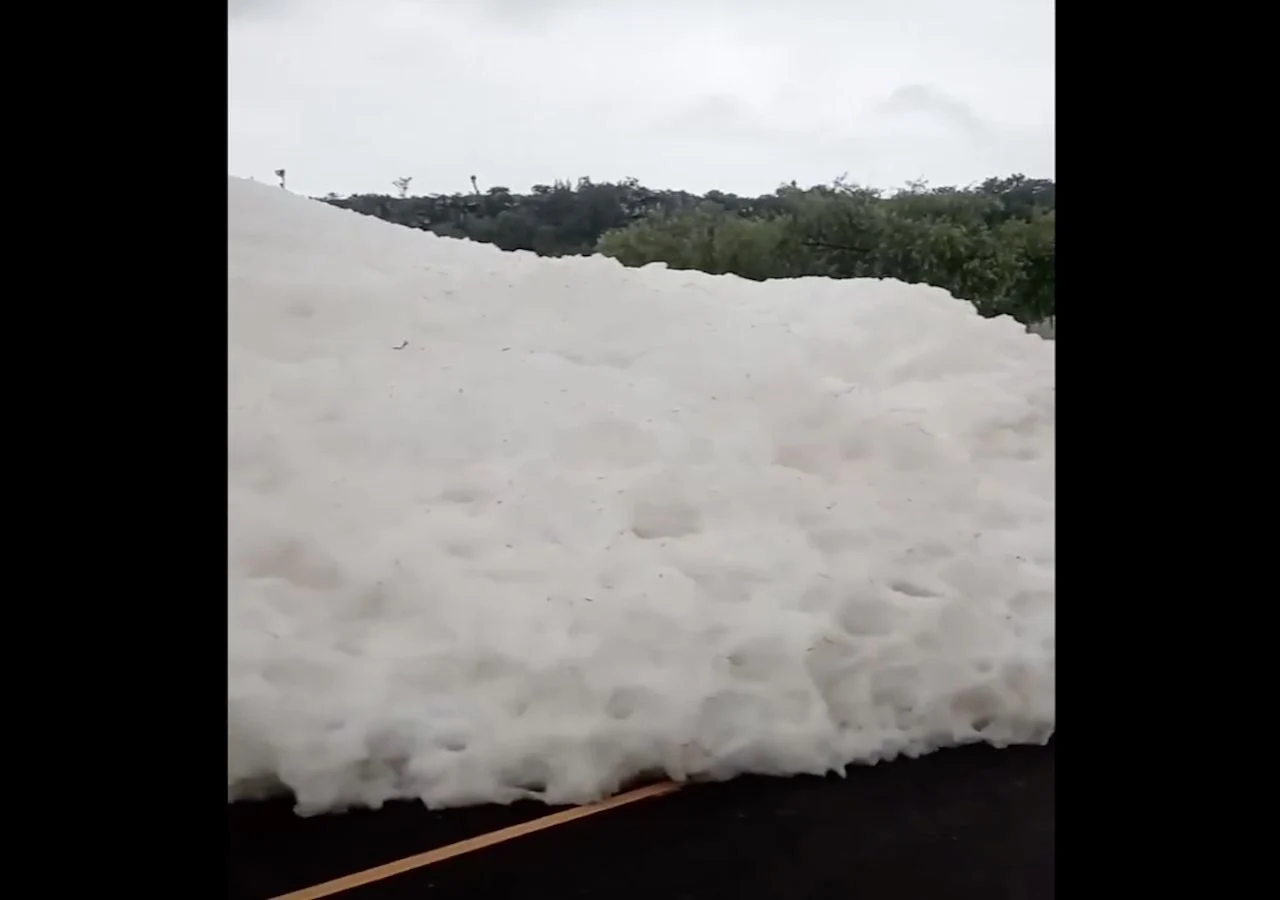 Lluvias desatan avalancha de espuma y deslaves que bloquean carreteras en Hidalgo