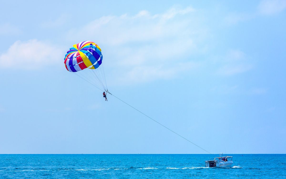 Turista serbia muere al desabrocharse arnés mientras practicaba parapente o parasailing
