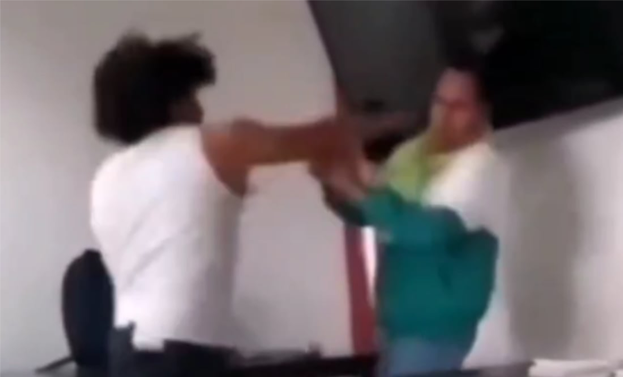 Estudiante golpea a profesor en plena clase en Hidalgo