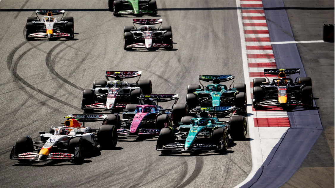 GP de Gran Bretaña 2025: Horarios, dónde ver en México y cómo llega la F1 a Silverstone¡Prepara la alarma y el café! Este fin de semana vuelve la emoción de la Fórmula 1 con una de las paradas más icónicas del calendario: el Gran Premio de Gran Bretaña. El legendario circuito de Silverstone será el escenario donde los pilotos pondrán todo sobre la pista antes del parón de verano. La carrera de este domingo marcará la mitad de la temporada 2025 y llega con el campeonato más cerrado de los últimos años. Con Oscar Piastri liderando el Campeonato de Pilotos con 216 puntos, Lando Norris le sigue muy de cerca con 201, mientras que Max Verstappen aún está en la pelea con 155 unidades. McLaren domina tanto en pilotos como en el Campeonato de Constructores, con 417 puntos, dejando a Ferrari (210 pts) y Mercedes (209 pts) compitiendo por el segundo puesto. ¿Cuándo y a qué hora ver el GP de Gran Bretaña 2025? El Gran Premio de Gran Bretaña consta de 52 vueltas a un circuito de 5.891 km de longitud. Aquí te dejamos los horarios completos (tiempo del centro de México): •	Práctica libre 1: viernes 4 de julio – 05:30 am •	Práctica libre 2: viernes 4 de julio – 09:00 am •	Práctica libre 3: sábado 5 de julio – 04:30 am •	Clasificación: sábado 5 de julio – 08:00 am •	Carrera: domingo 6 de julio – 08:00 am ¿Dónde ver la F1 en México? Toda la actividad del fin de semana se podrá seguir en vivo por Fox Sports, Fox Sports Premium y la plataforma F1TV, ideal para los más fans que no quieren perder ni un detalle desde los pits hasta el podio. Silverstone: velocidad, historia y emoción Silverstone no es cualquier pista. Este circuito británico vio nacer la Fórmula 1 moderna en 1950, cuando el italiano Giuseppe Farina ganó la primera carrera del Campeonato Mundial. Desde entonces, se ha ganado su lugar como uno de los trazados más desafiantes y veloces del mundo. Incluso Lewis Hamilton, siete veces campeón del mundo, llegó a decir en 2018 que “dar una vuelta en Silverstone es como pilotar un avión de combate”.