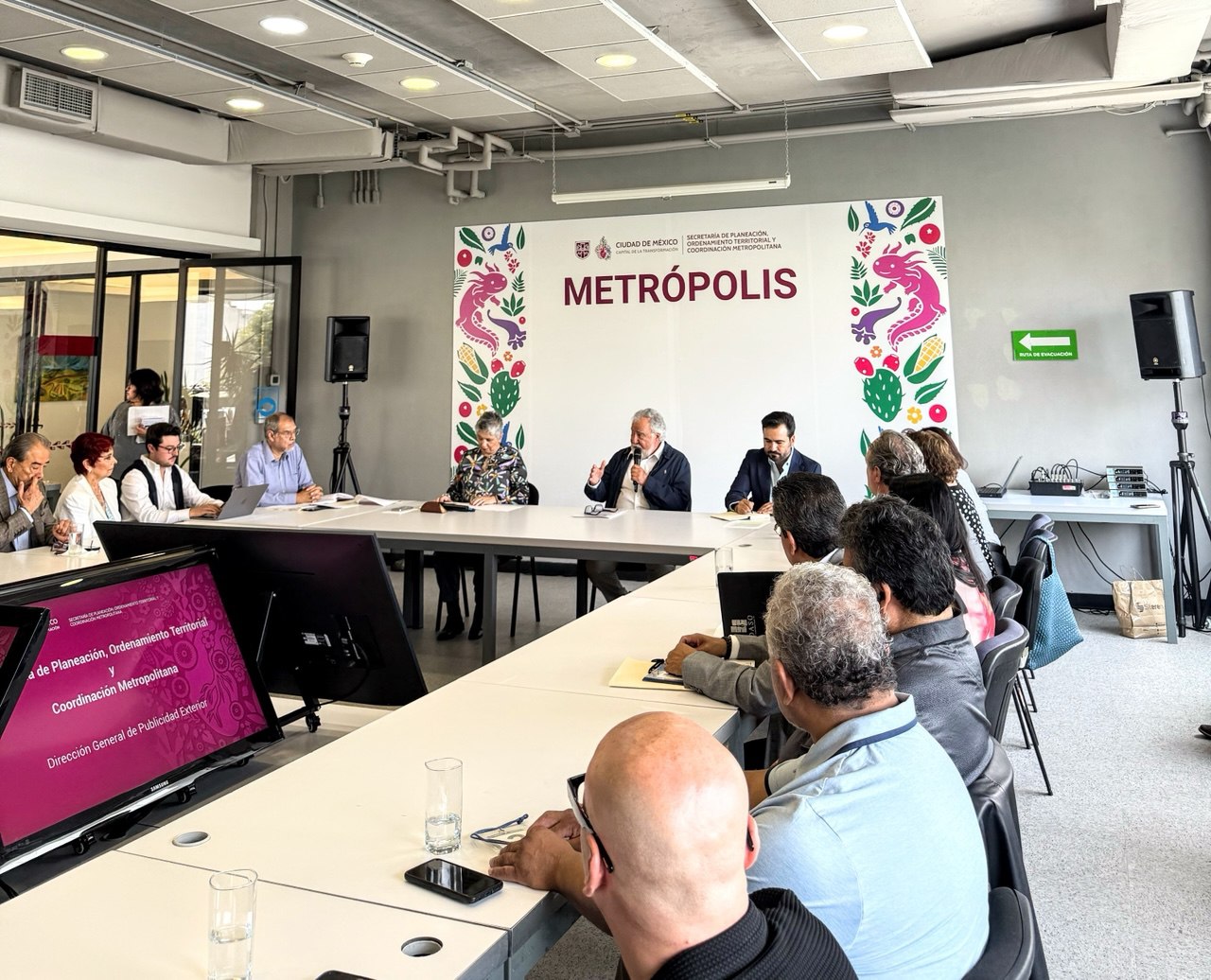 CDMX pone fin a la publicidad ilegal: Encinas convoca a regularizar licencias