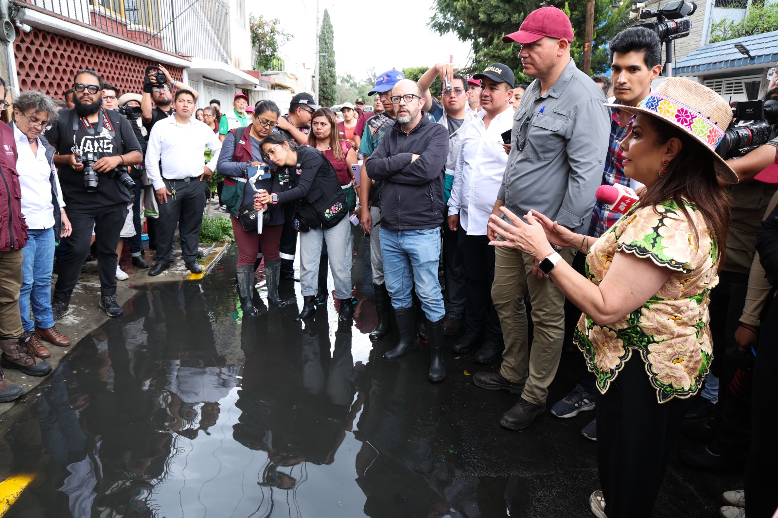 Lluvias intensas golpean la ciudad; Clara Brugada atiende a vecinos y revisa drenaje colapsado