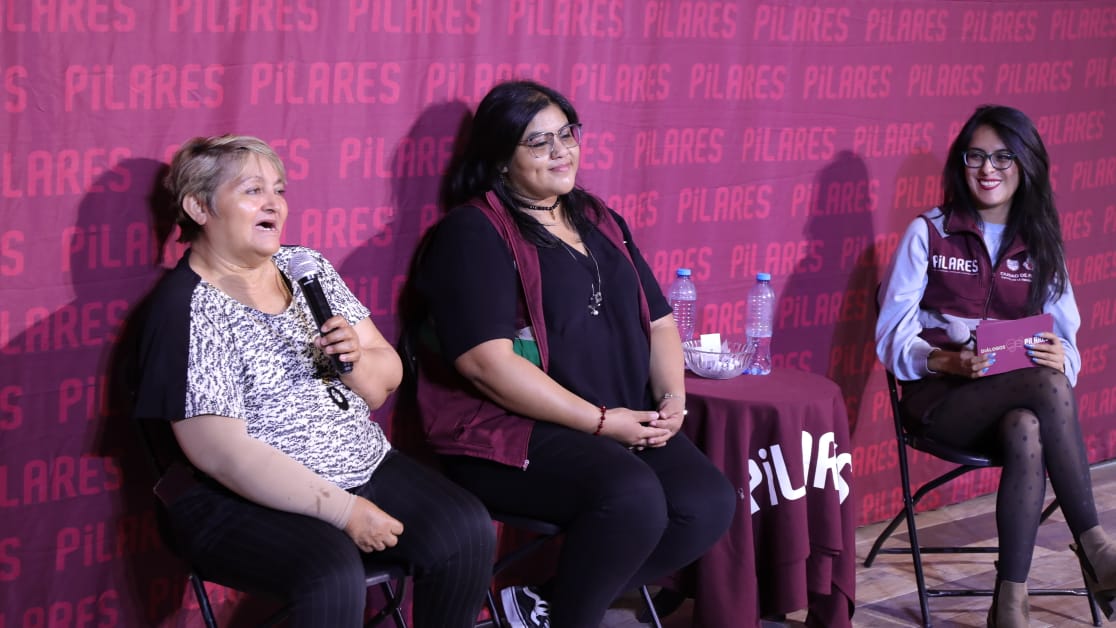 Con empatía y paciencia, PILARES impulsa la autonomía digital de adultos mayores