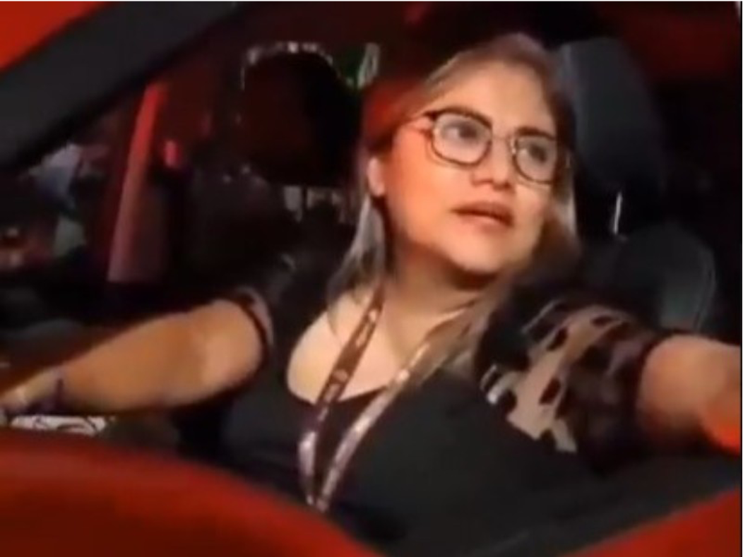 Nueva #LadyMuertaDeHambre: Funcionaria del CEJUM en Veracruz choca, agrede y trata de sobornar a policías