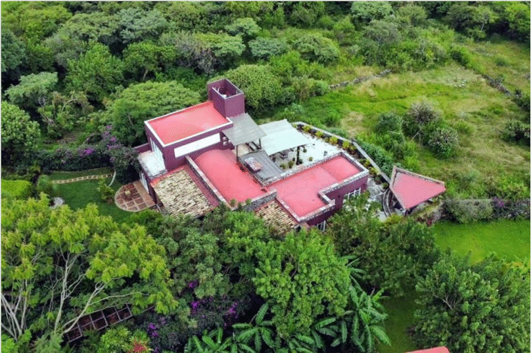 Vecinos de Tepoztlán protestan afuera de la casa millonaria de Noroña