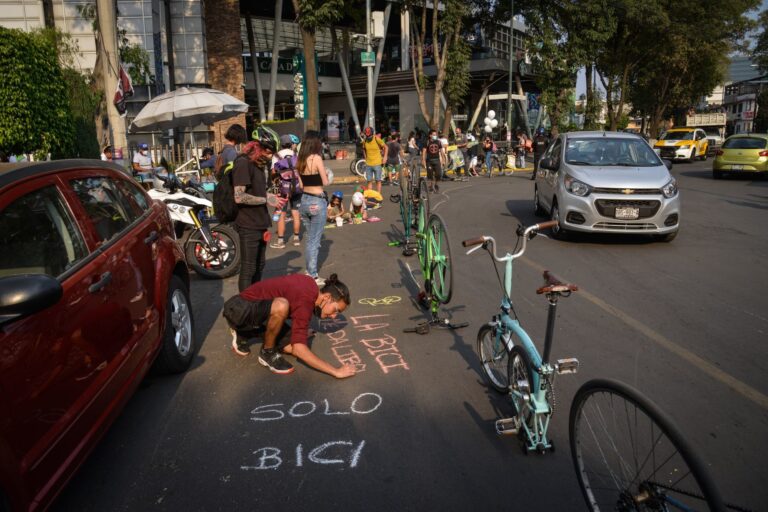Integrantes de colectivos contra la violencia  vial se reunieron en el Parque de la China para realizar una pinta simbólica de ciclovía, en contra de la violencia vial, y en memoria de Rodrigo quien murió a causa de un accidente vial en la colonia Clavería.