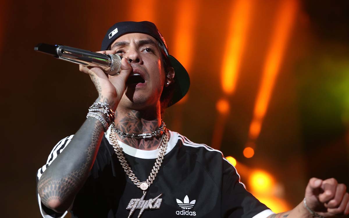 Escándalo en el Baja Beach Fest: Natanael Cano agrede a su DJ y rompe equipo en pleno show