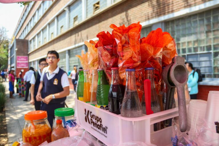 Alimentos chatarra afuera de Escuelas