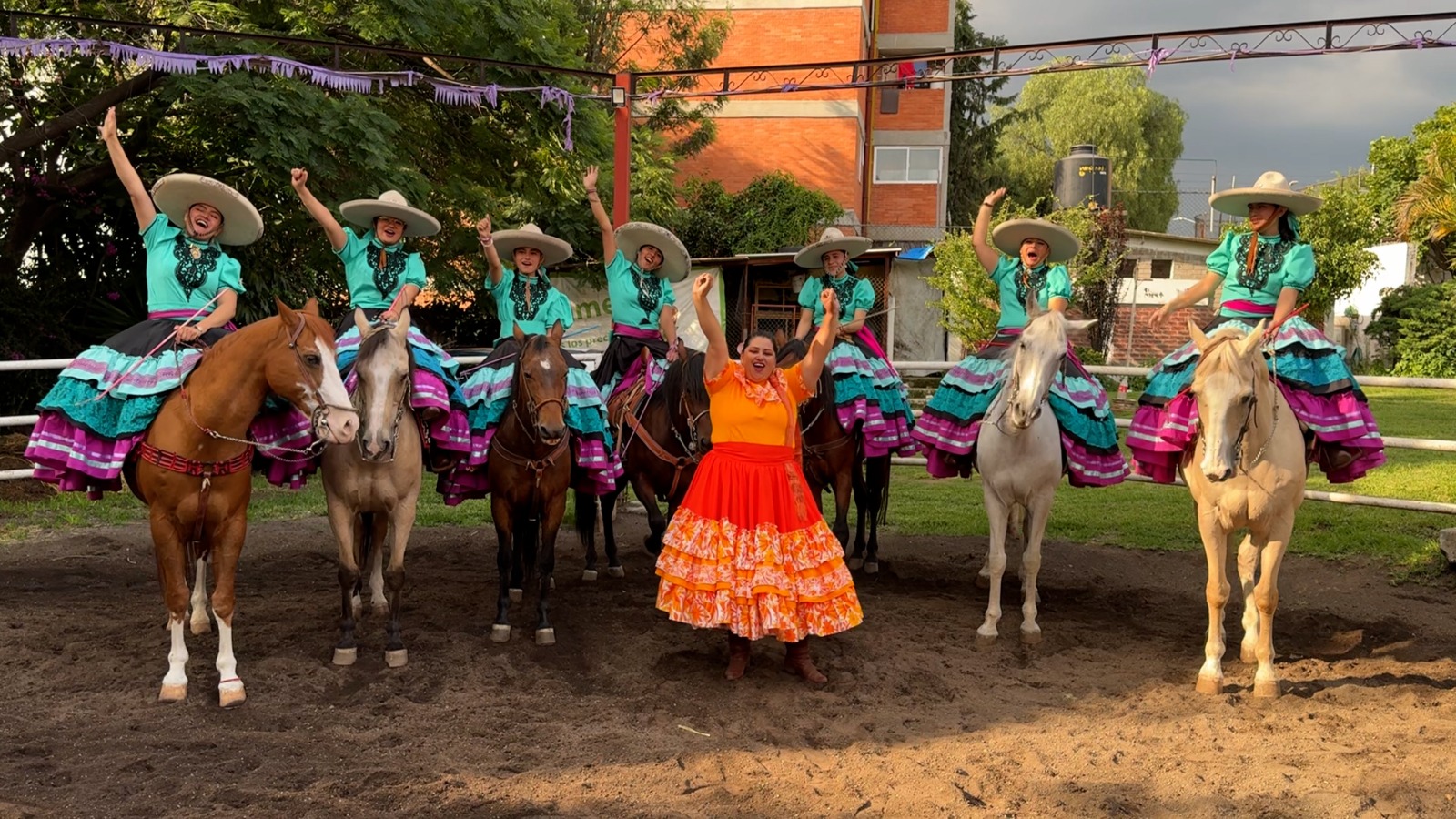 “Adelitas modernas” empoderan y revolucionan la charrería