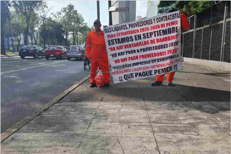 Proveedores y contratistas protestan frente a la Torre de Pemex por adeudos pendientes por 400 mdp