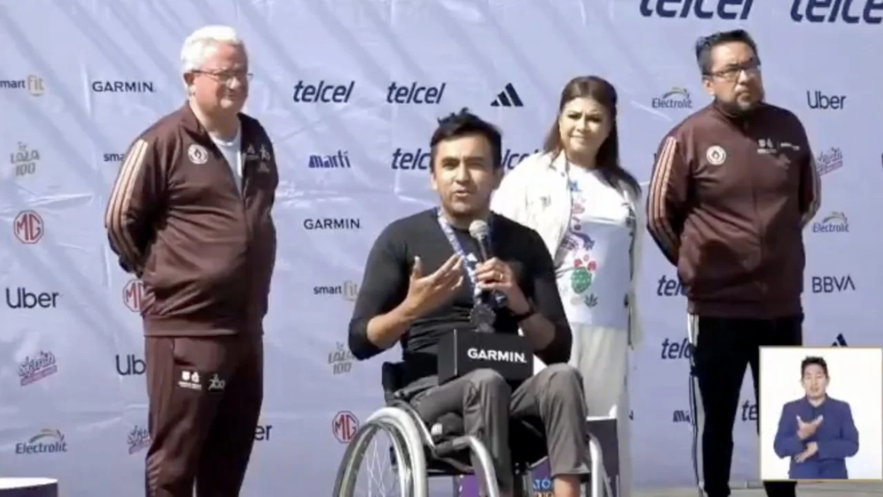 Maratón CDMX 2025: Atleta paralímpico denuncia baches y premios discriminatorios