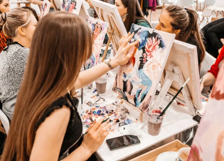 quels-sont-ces-loisirs-creatifs-qui-ameliorent-la-sante-mentale-tricot-coloriage-peinture-dessin-1757336605260_1024