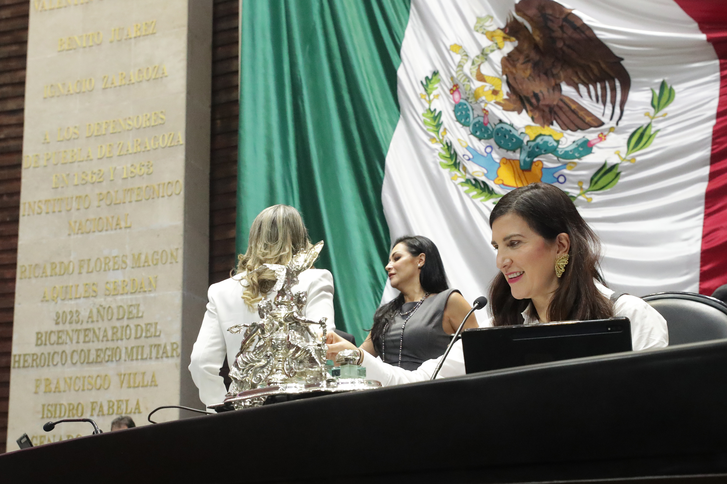 Kenia López propone eliminar IVA a alimentos y medicinas para mascotas