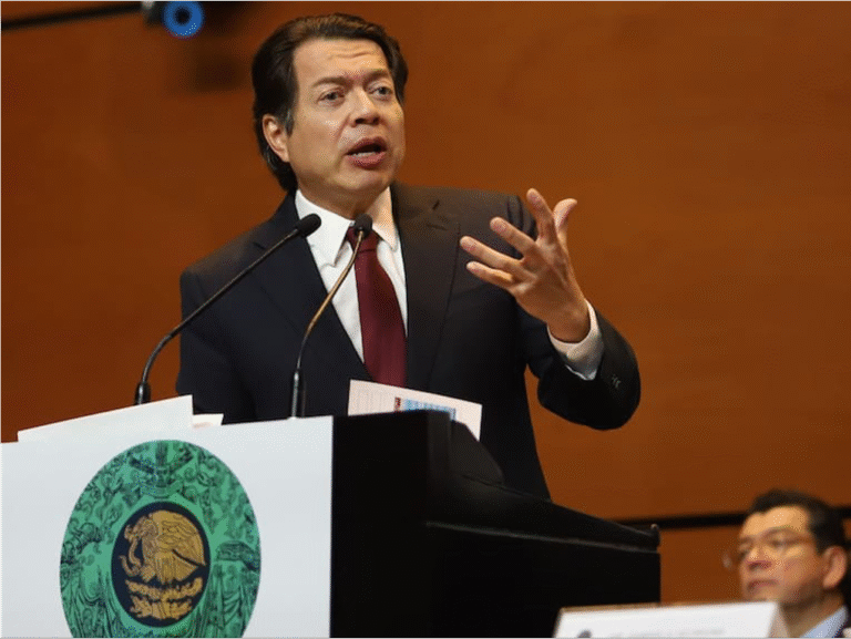 Mario Delgado pide en el Senado 50 mil millones más para becas en México