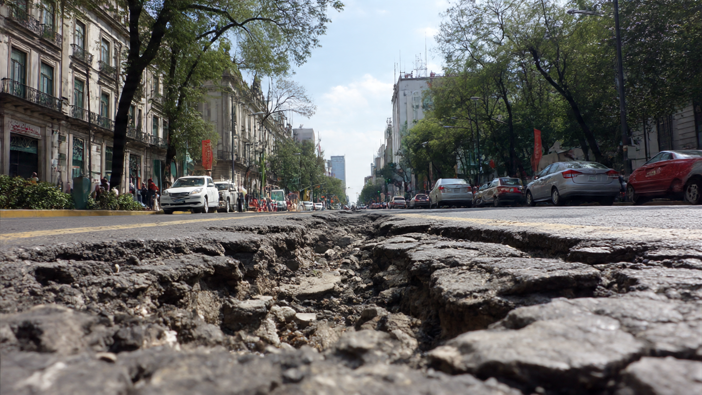 Baches y socavones: la otra epidemia que golpea a la CDMX