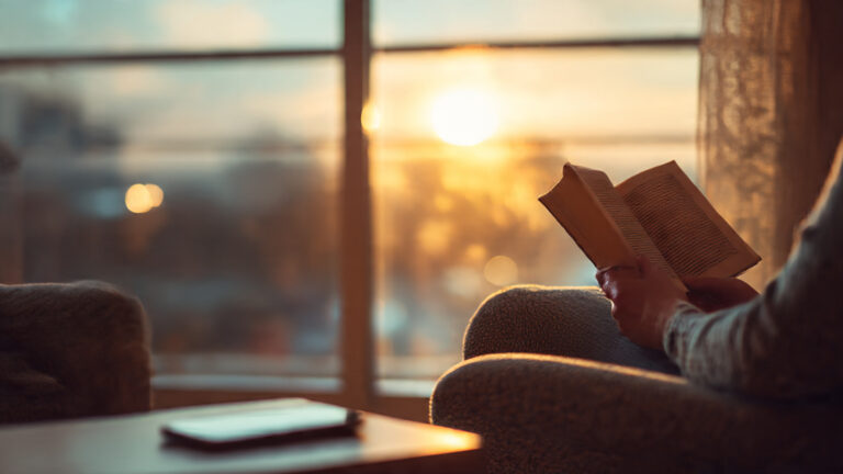 una_persona_sentada_en_un_sill_n_c_modo