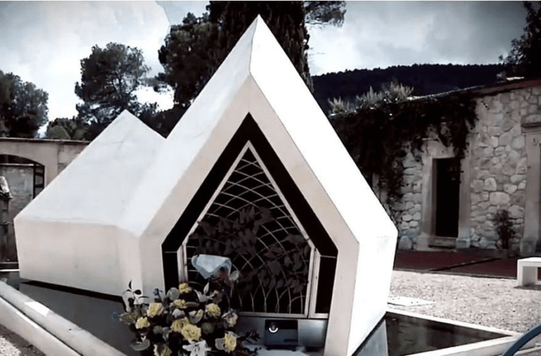 Indignación por grabaciones de una serie para adultos en la tumba de Camilo Sesto