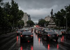 Lluvias de hasta 50 mm y seis marchas colapsan tráfico en CDMX