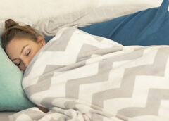 ¿Por qué te despiertas a las 3 de la mañana? La ciencia detrás de un fenómeno más común de lo que crees