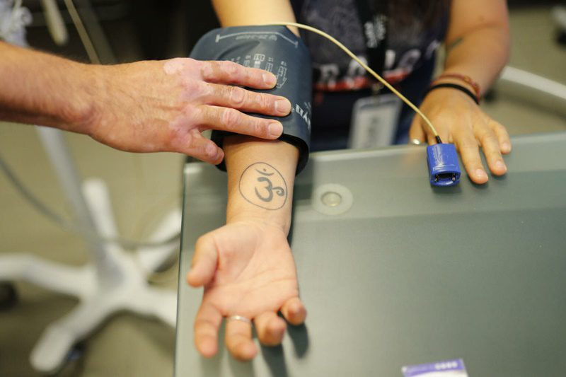 La verdad sobre el “nervio” y la presión alta: separando creencia popular de evidencia médica