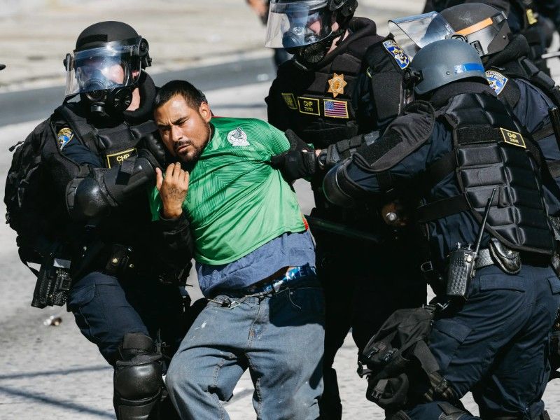 Juez de EE.UU. frena a ICE: prohíbe usar datos tributarios para rastrear migrantes