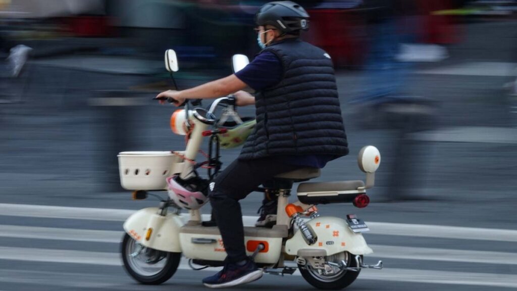 CDMX analiza emplacamiento y nuevas reglas para motos y bicis eléctricas