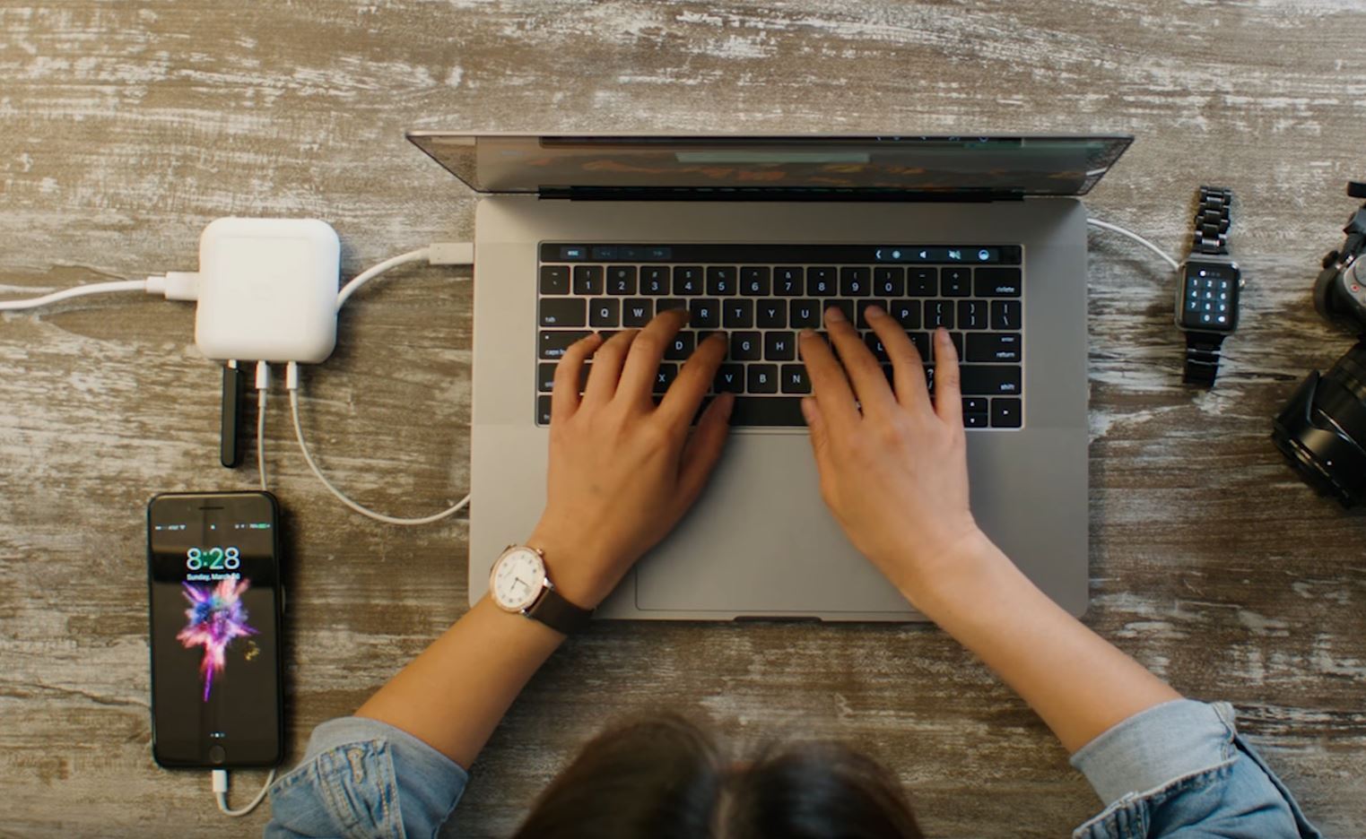 ¿Es malo dejar la laptop enchufada todo el día? Lo que realmente dice la tecnología actual