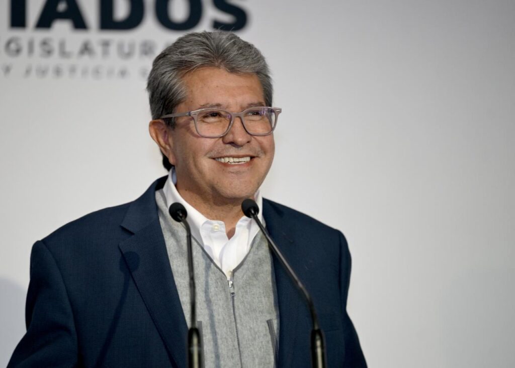 Ricardo Monreal habla frente a dos micrófonos durante un acto público.