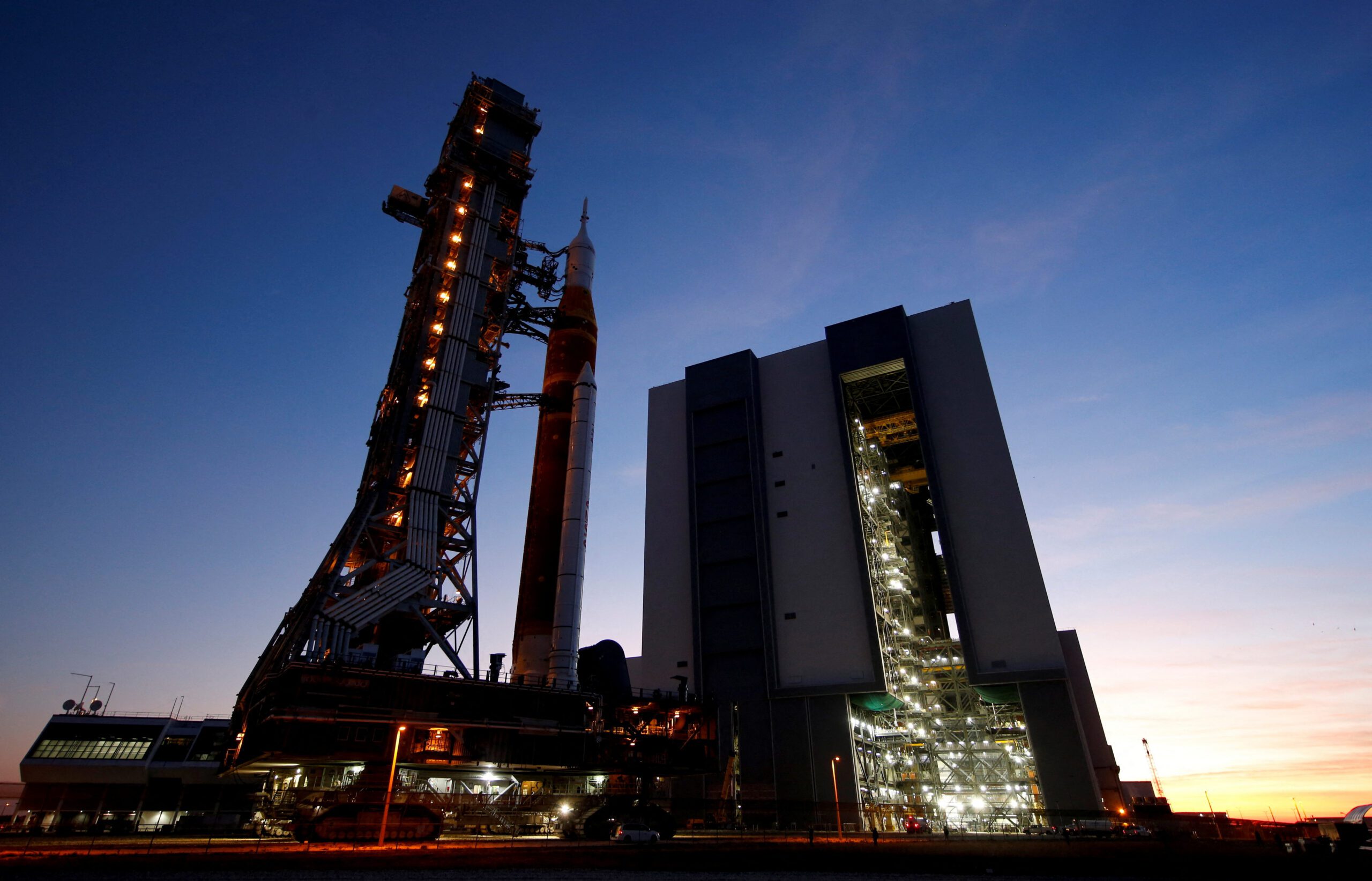 NASA acelera el regreso a la Luna: base permanente y misiones cada seis meses para 2028