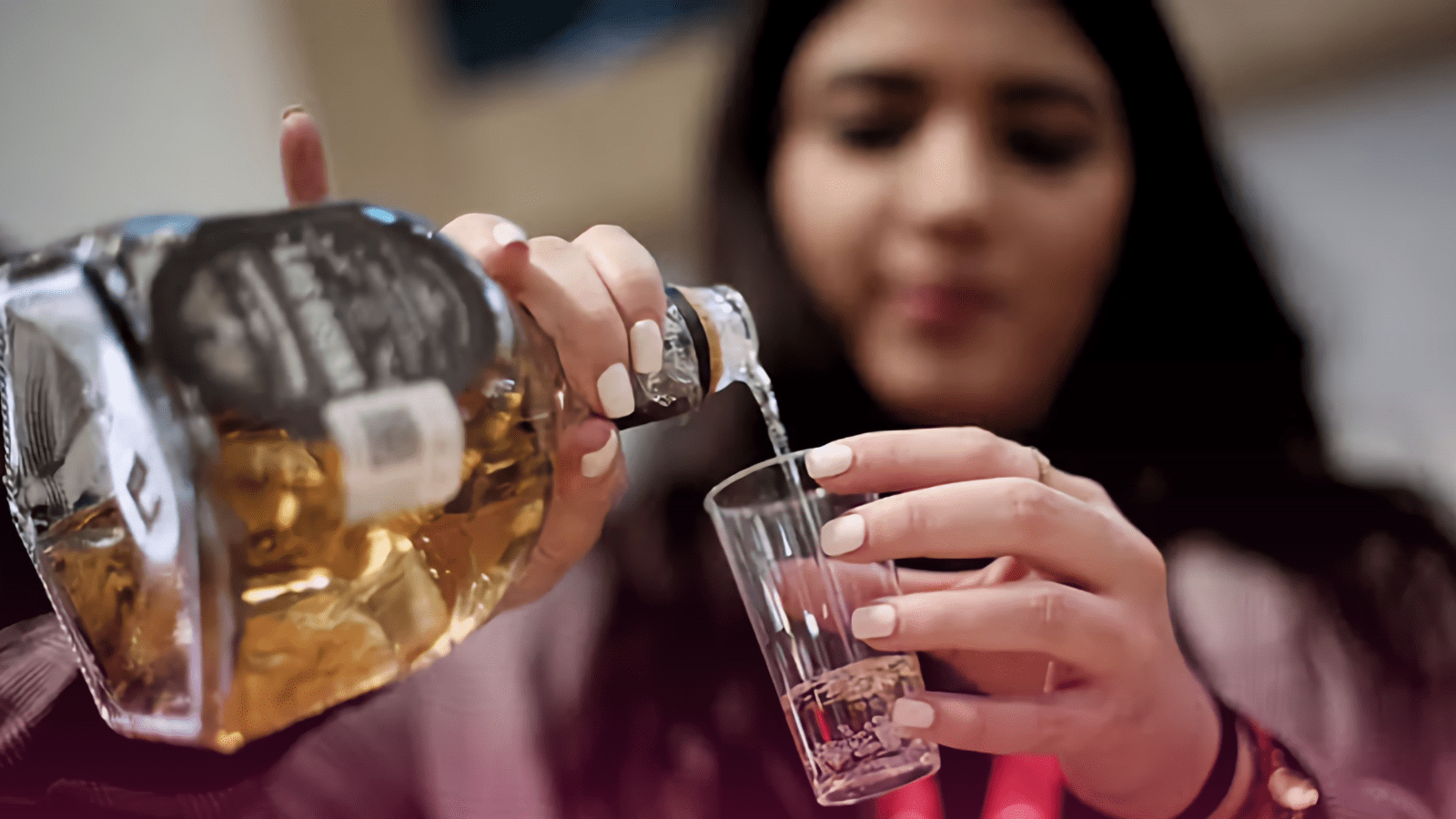 “Pink drinking”: la estrategia de la industria del alcohol para atraer a más mujeres, advierten especialistas