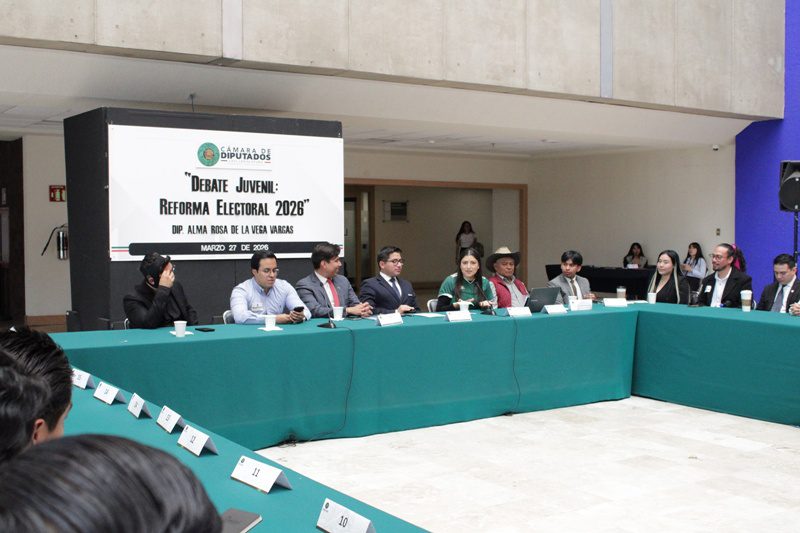 Alma Rosa de la Vega abre debate juvenil electoral