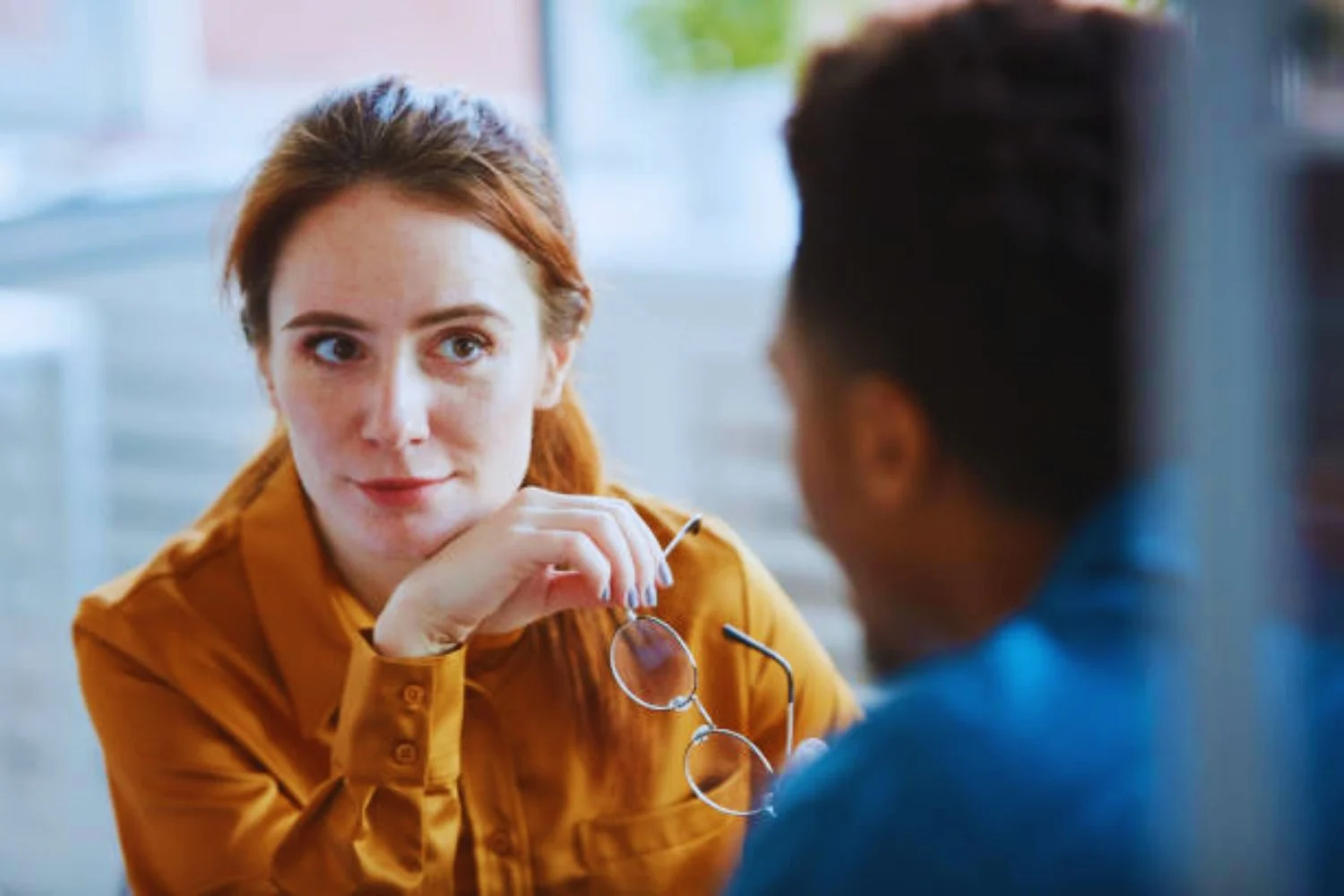 Lo que revela mantener la mirada fija durante una conversación, según la psicología