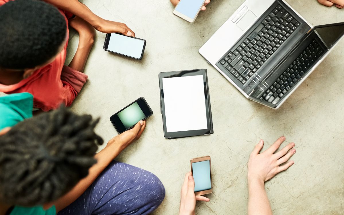 Pantallas y redes sociales: la evidencia científica que preocupa a los expertos sobre la salud mental juvenil