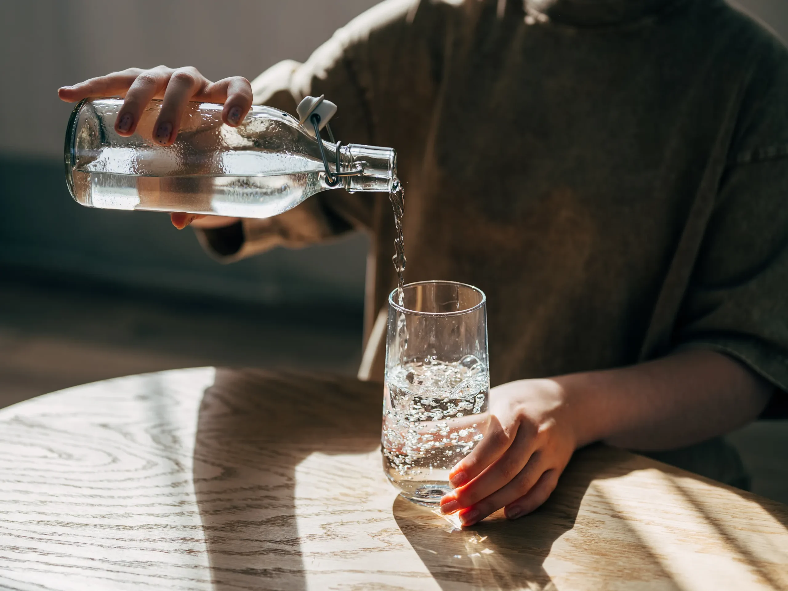 ¿El agua con gas daña los dientes? Lo que realmente dicen los expertos